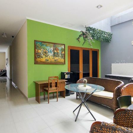 Hotel RedDoorz near Kemang Square Dżakarta Zewnętrze zdjęcie