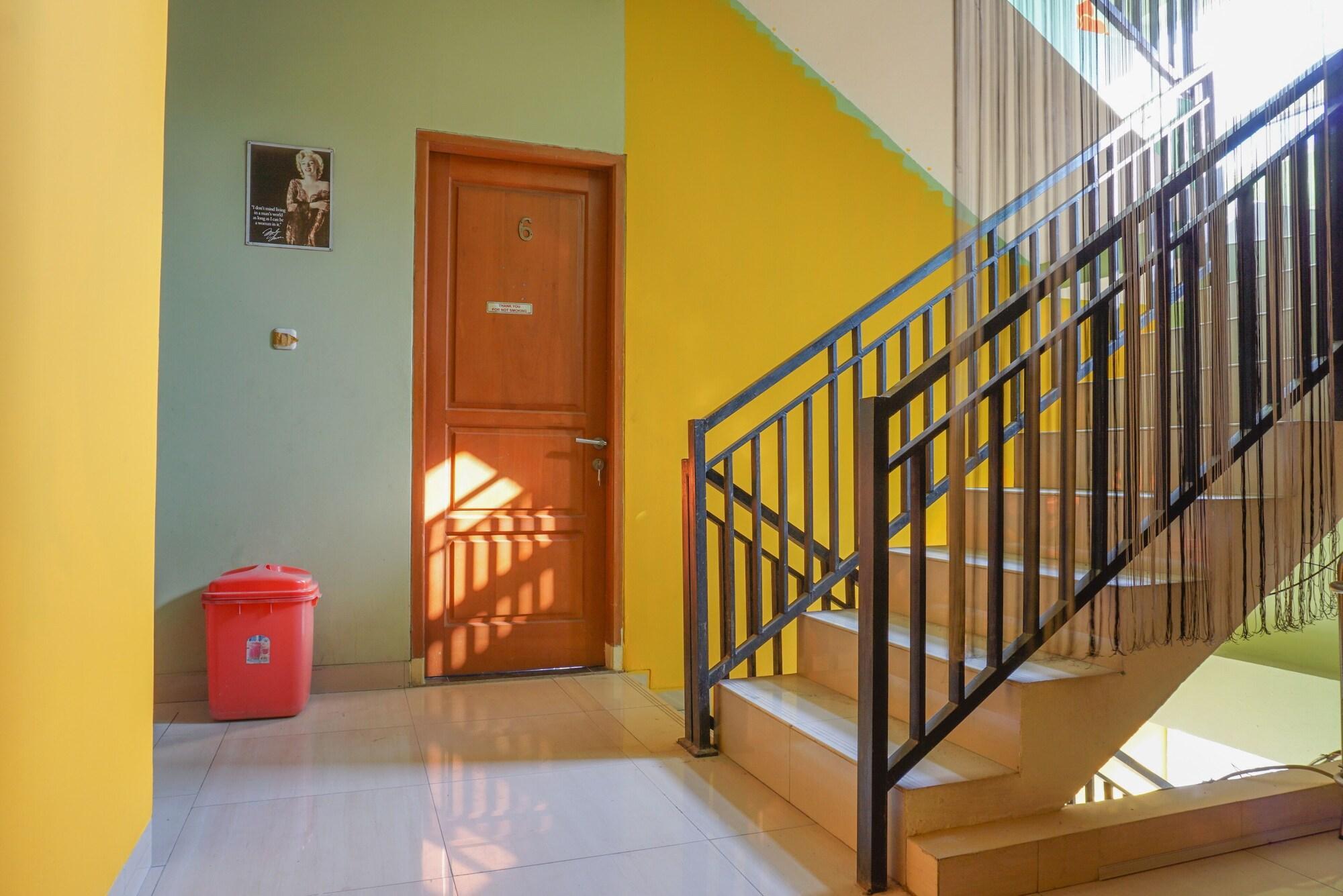 Hotel RedDoorz near Kemang Square Dżakarta Zewnętrze zdjęcie