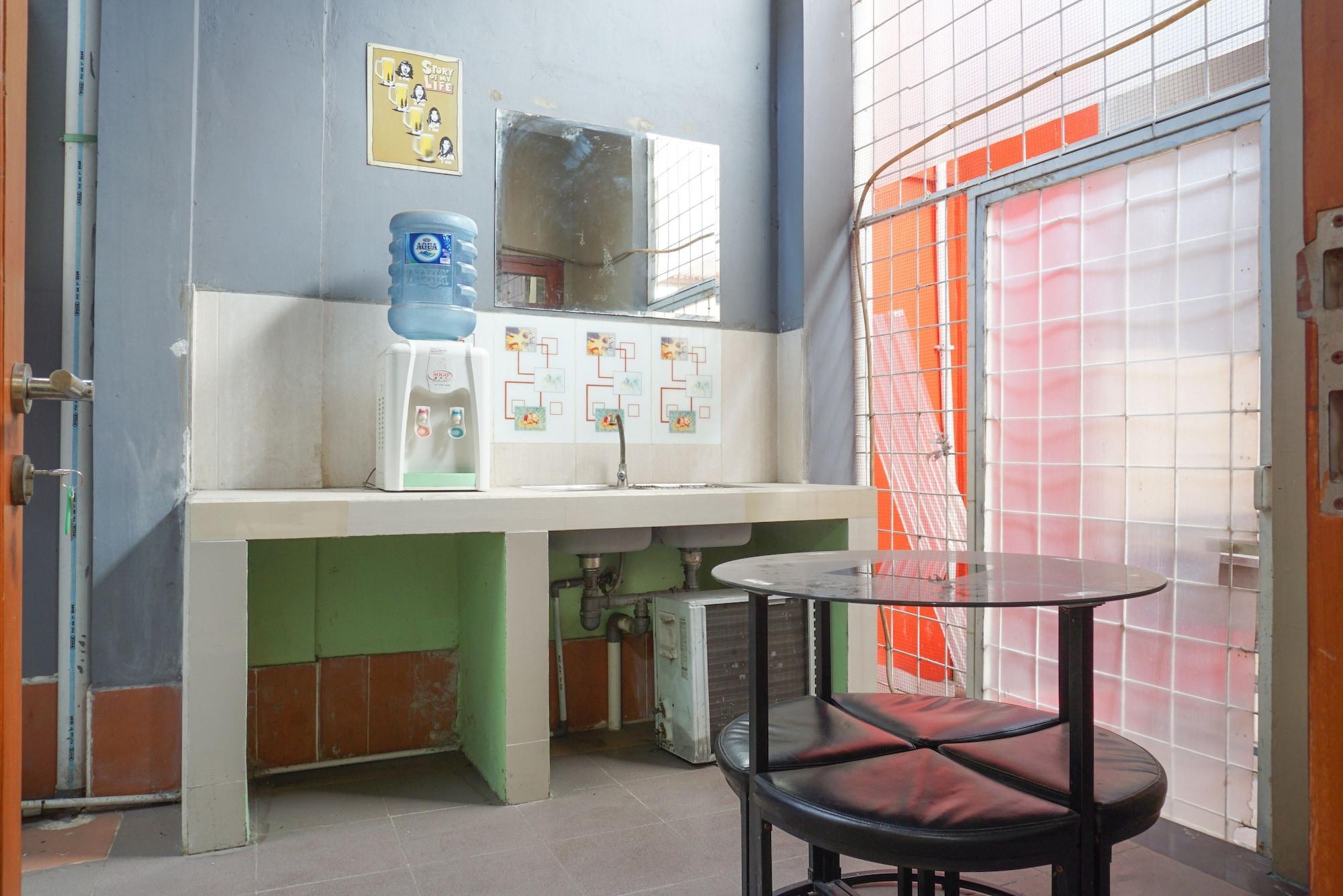 Hotel RedDoorz near Kemang Square Dżakarta Zewnętrze zdjęcie