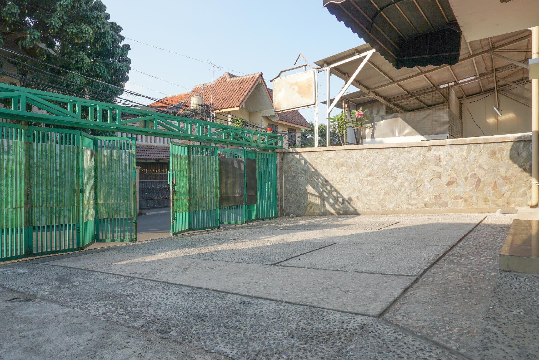 Hotel RedDoorz near Kemang Square Dżakarta Zewnętrze zdjęcie
