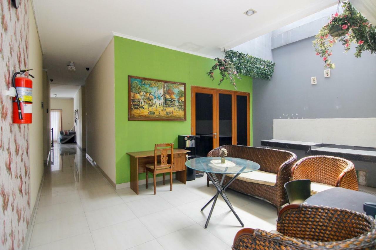 Hotel RedDoorz near Kemang Square Dżakarta Zewnętrze zdjęcie